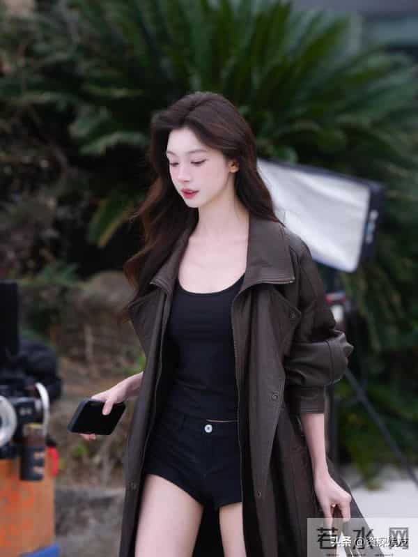 易梦玲最新路透！好纯欲的高跟鞋，脖子以下全是腿！