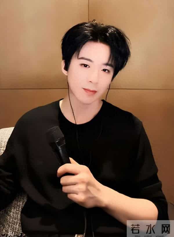 刘宇宁直播时被私生打电话