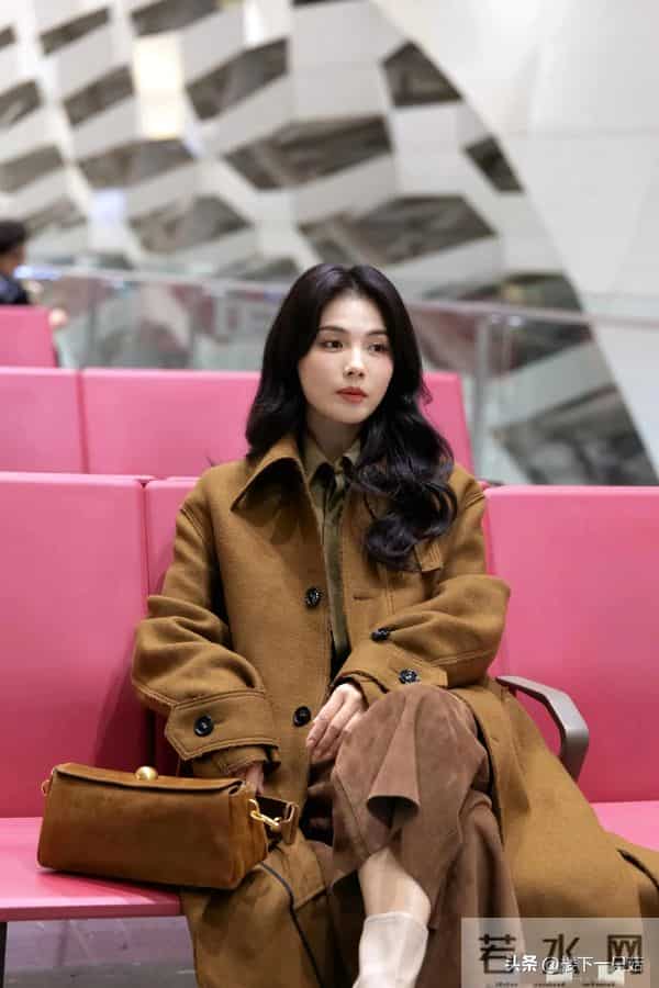 机场偶遇刘涛美拉德穿搭 47岁脸又小又白 走路带风 不穿秋裤又酷又飒