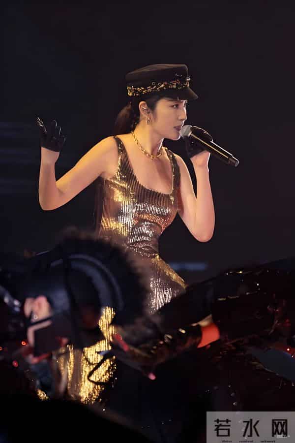 陈慧琳演唱会穿三角裤衩,五十多了合适吗?人老心不老