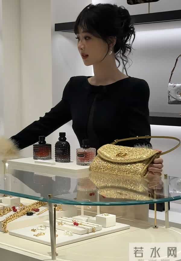 杨紫出席华伦天奴线下活动,韩式妆容让她有种豪门千金的既视感