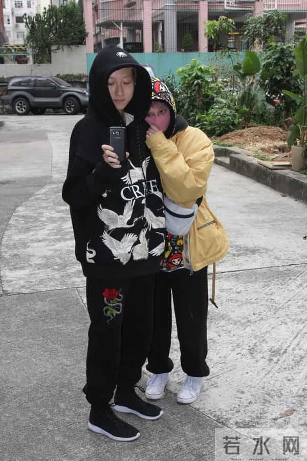 前亚洲小姐冠军和成龙的女儿终于回到香港，从事摆摊工作自食其力