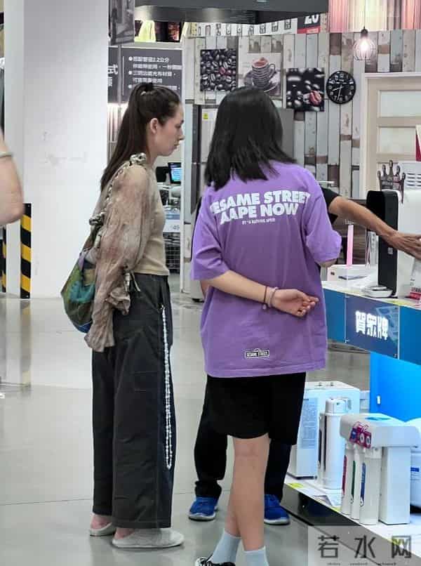 郭碧婷陪完老爸陪女儿！素颜脸瘦一圈好疲惫，5岁女儿赖地上不起