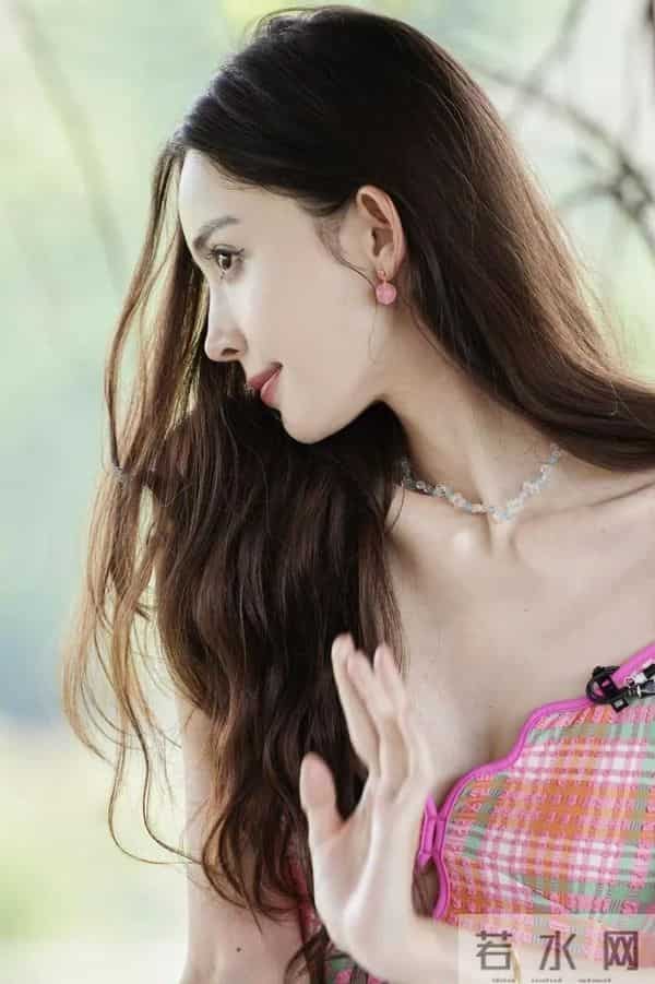 古力娜扎清纯的吊带裙