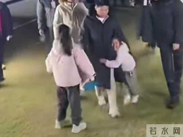 孩童相拥,老人脱帽!董宇辉安徽行,从细节看人品