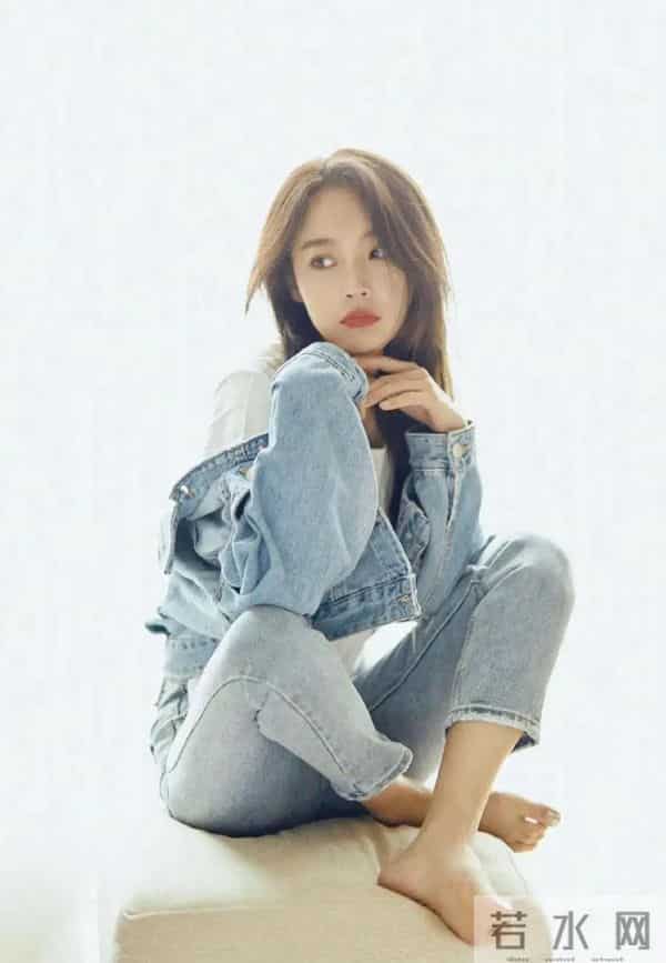 张佳宁身穿白色短袖搭配牛仔系列套装尽显青春活力气息