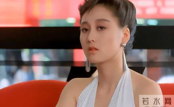 风水轮流转！看了62岁李连杰和63岁利智的合照，风光背后满是心酸