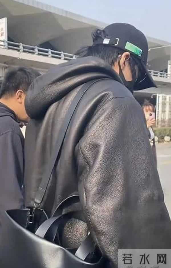 刘宇宁直播时被私生打电话