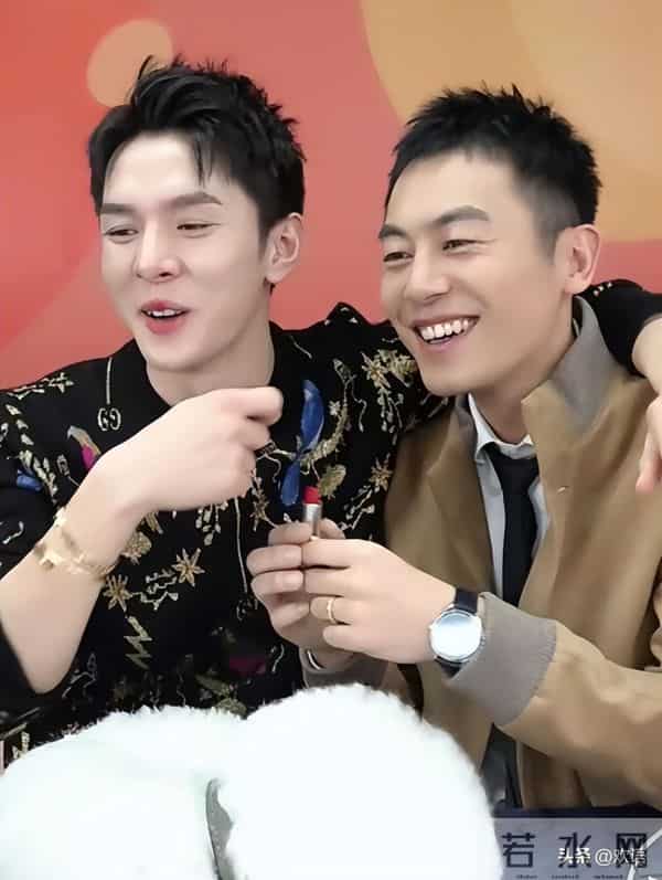 得罪郭麒麟6年后，再看朱亚文现状，如今的他已彻底走上文章老路