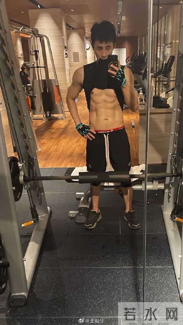 王灿晒老公健身帅照犯花痴，44岁杜淳大秀八块腹肌，man爆了