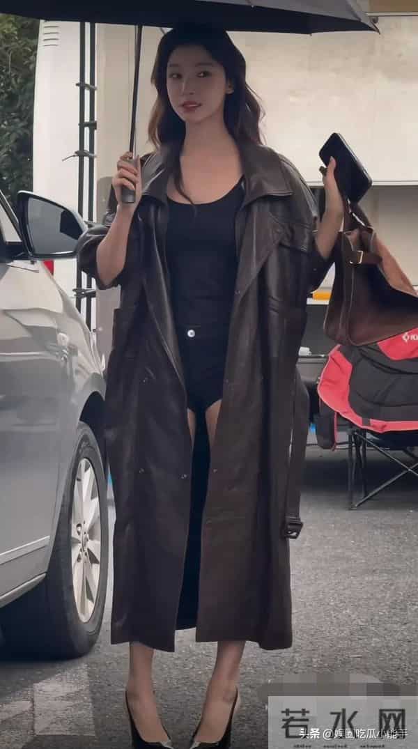 易梦玲公开恋情后首开工,穿皮衣长外套露大长腿,胡彦斌太有福了