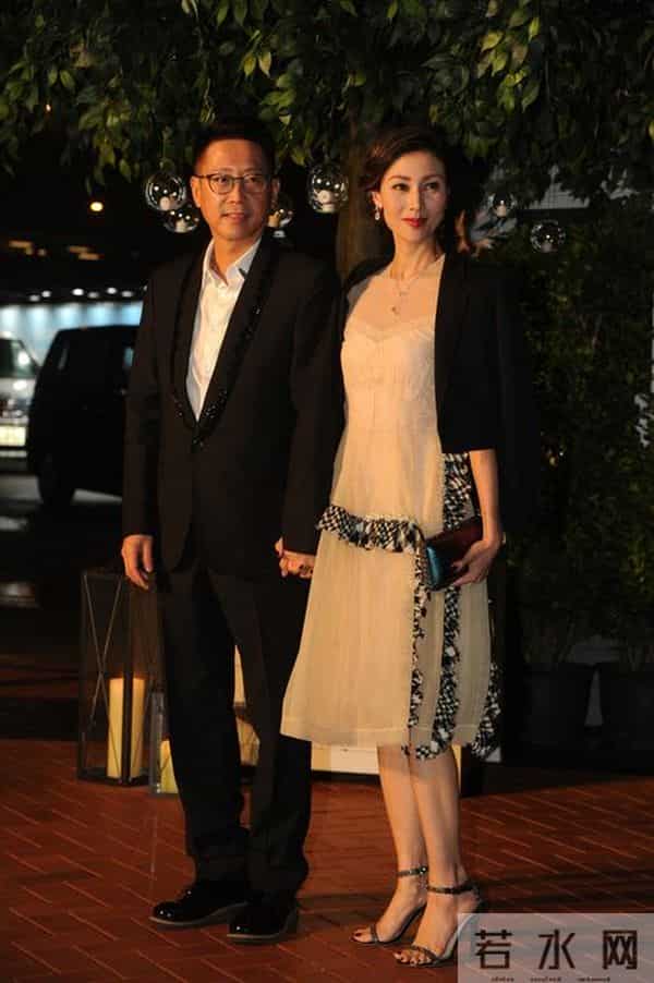 李嘉欣晒照引发热议,左手46万手表,右手10万黄金手镯,太壕气!