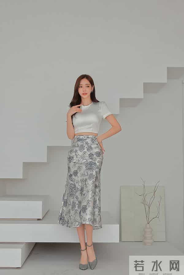 孙允珠——镀银月光亮白半袖铁青纹理裙