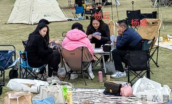 杨威一家武汉露营被偶遇,杨云面黄唇白气色差,低调看房欲买豪宅