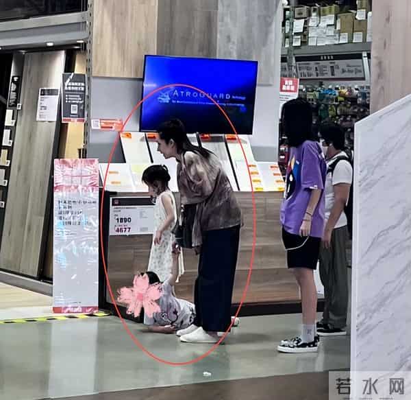 郭碧婷带俩娃逛街，生图嘴凸身材下垂一脸苦相，儿子倒地不起淘气