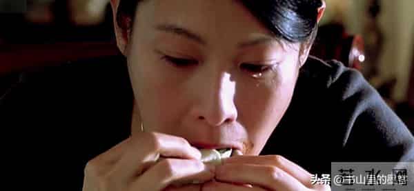 56岁刘若英变样:脸干瘪像老太太,又瘦又普,高龄生子断崖式衰老