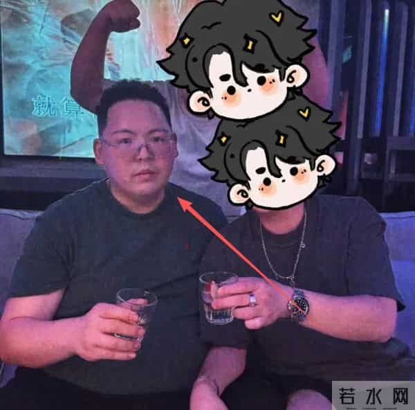 郭碧婷带俩娃逛街，生图嘴凸身材下垂一脸苦相，儿子倒地不起淘气