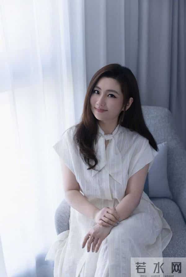 44岁任家萱胖到150斤！带2岁儿子为妹妹庆生，老公从不去家庭聚会