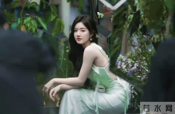 27岁赵露思太丰满，露背紧裙都兜不住好身材，难怪直男都喜欢她