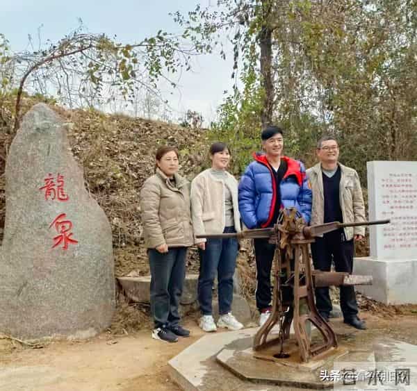 51岁郭晓东和哥哥一起回山东临沂老家，出钱为村里修建了一个龙泉