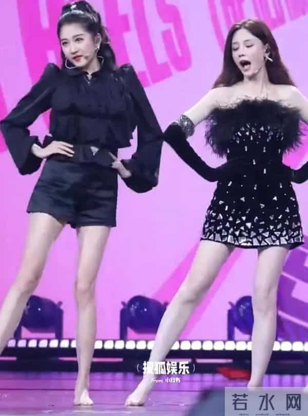 沈梦辰和关晓彤光脚跳舞,新鲜感十足!