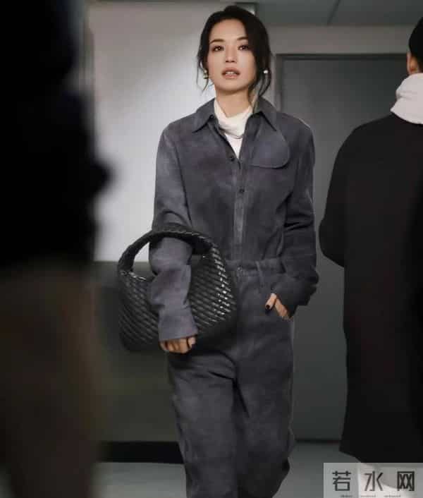 上海活动现场舒淇惊艳!一身深蓝被嘲像工装,她却穿出女王范