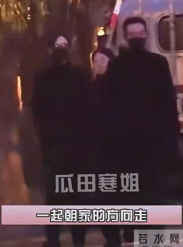 罗父葬礼结束后，罗晋和唐嫣一同乘车回别墅，俩人并肩同行很恩爱