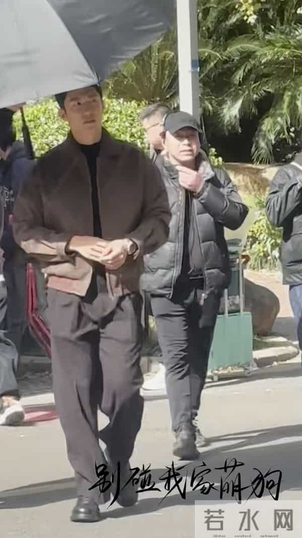 黄景瑜今日上班路透,美拉德风造型好帅气呀,真行走的衣架子呀!