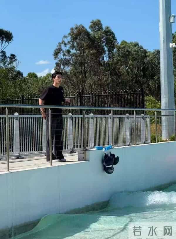 何超莲夫妻英国被偶遇，自带化妆师排场十足，窦骁全程盯妻变痴汉