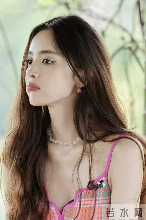 古力娜扎清纯的吊带裙