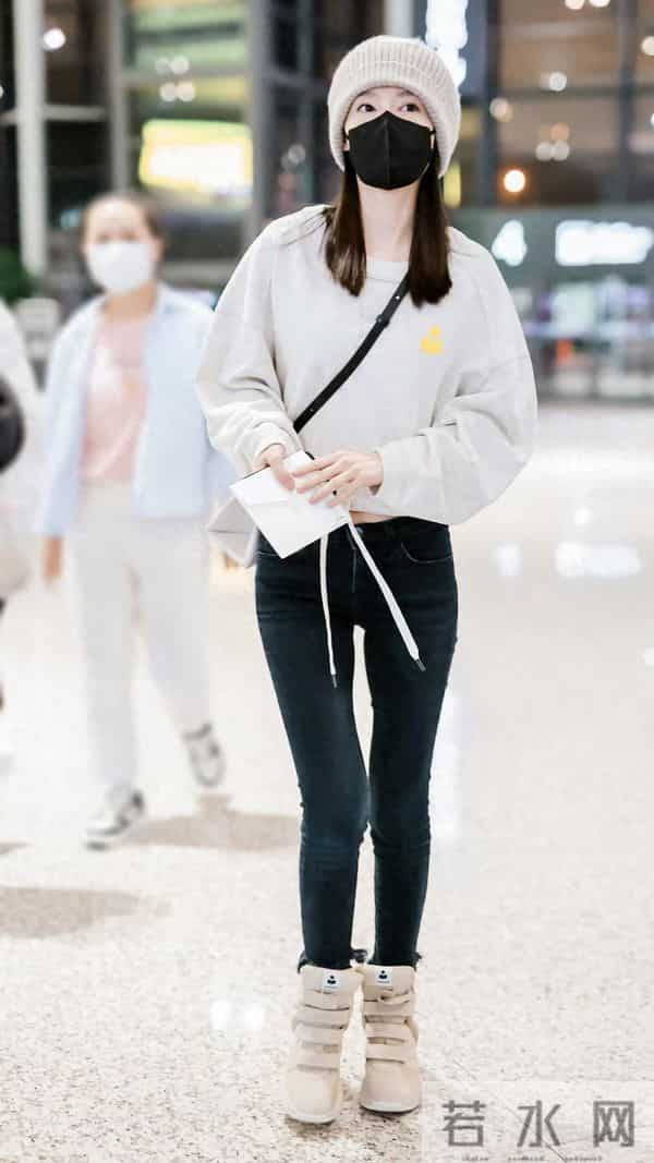 李沁紧身牛仔裤机场照,好身材一览无余