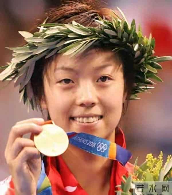 44岁张怡宁菜市场买海鲜,一身名牌略显土气,身旁不见老公身影