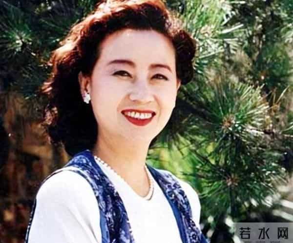 她是央视著名主持人,退休8年被央视返聘,今74岁被誉为最美姥姥