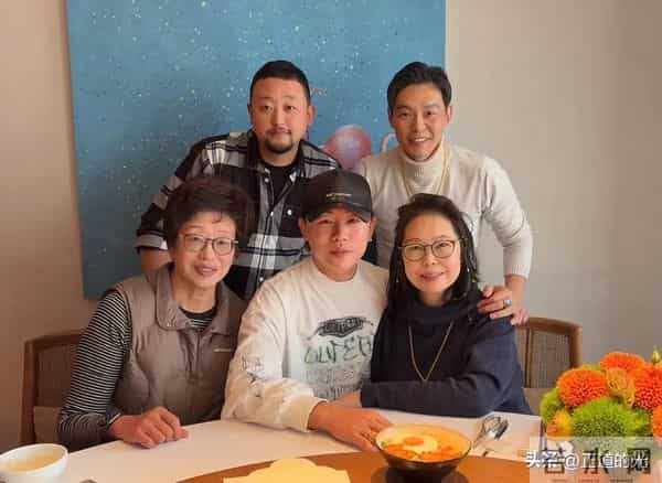 胡彦斌独自为母庆生 易梦玲却穿抹胸热裤剧场开工 恋情疑遭母亲反对