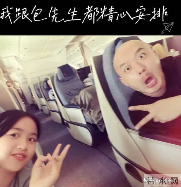 包文婧生子未满百天 和包贝尔带饺子游三亚 二胎家庭美满应偏爱头胎