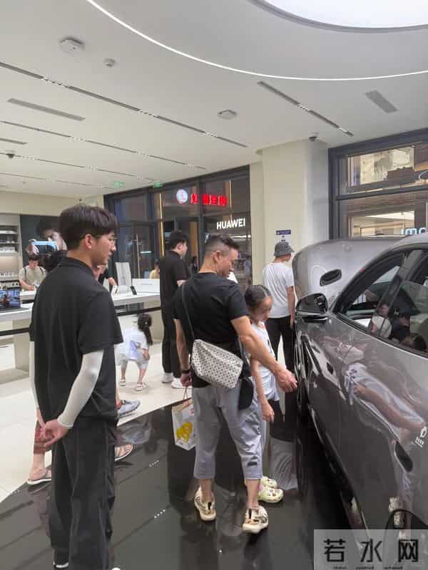 杨威一家武汉露营被偶遇,杨云面黄唇白气色差,低调看房欲买豪宅