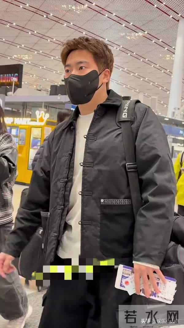 梁靖崑出发成都混团世界杯机场照,穿黑色中式棉服,发型帅酷有型