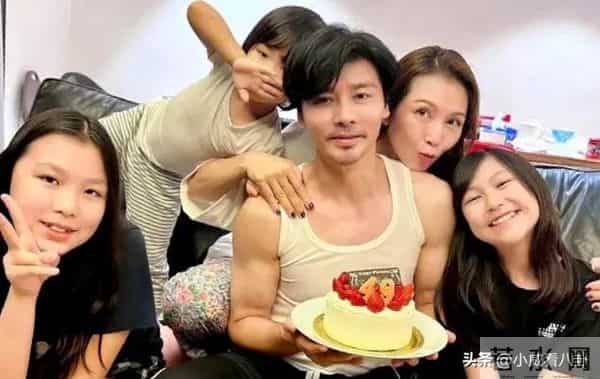 52岁蔡少芬现身广州车展,为钱累脱相,直言辛苦