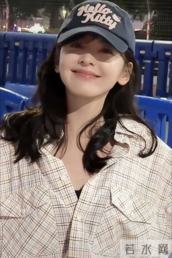 章若楠广州被偶遇，本人好美好漂亮元气十足，脸小超级有气质呀！