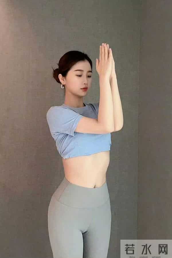 虞书欣瑜伽裤加露脐装