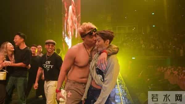 王嘉尔自爆曾烂醉睡街 为职业需求做医美整骨：艺人太不容易了！