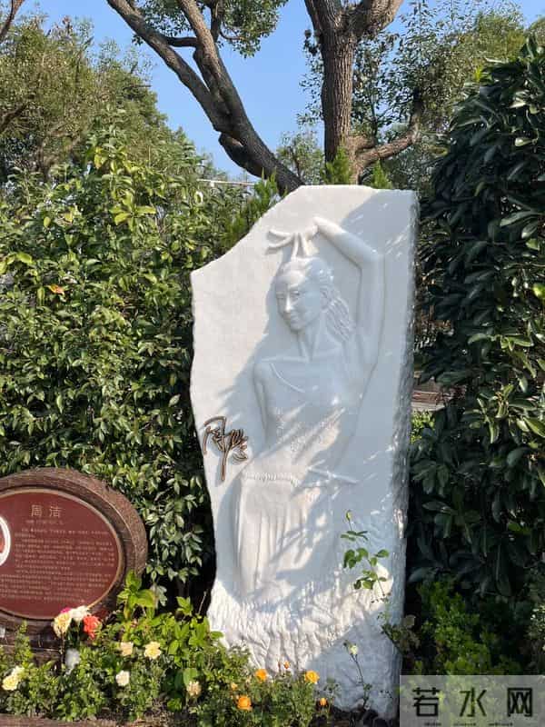 周洁上海墓地现状曝光!鲜花环绕很讲究,三个标志与李媛媛差别大