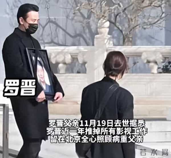 罗晋父亲葬礼结束后,唐嫣和罗晋一起回家,路上行为打破离婚谣言