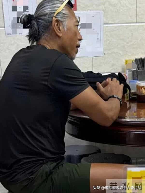 62岁张耀扬现身澳门和朋友聚餐,一边抽雪茄一边喝酒,好霸气!