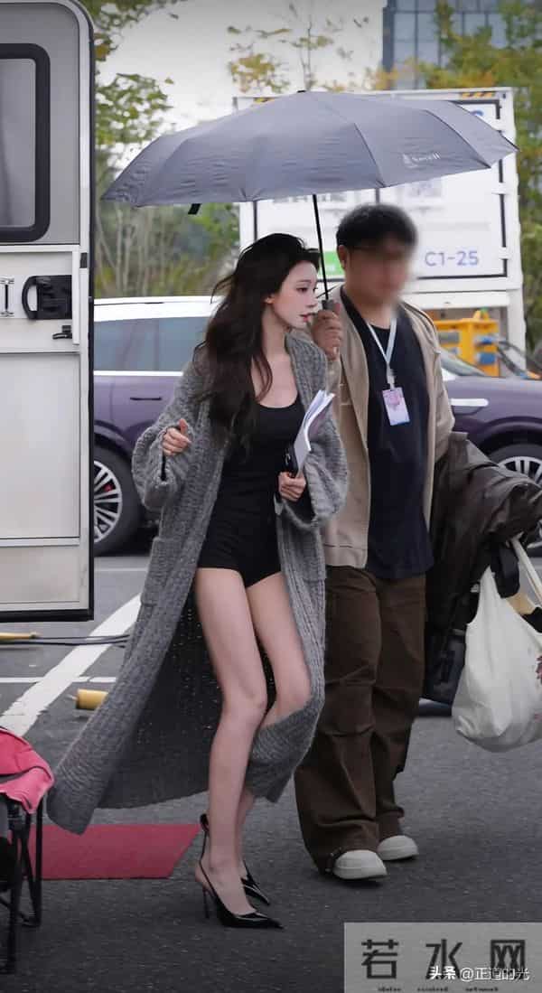 胡彦斌独自为母庆生 易梦玲却穿抹胸热裤剧场开工 恋情疑遭母亲反对