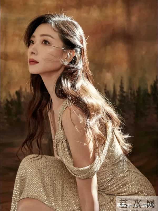 万茜这个样子的万茜，女人味十足，很迷人