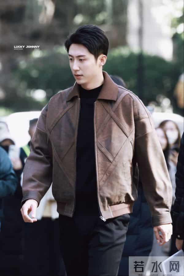 黄景瑜今日上班路透,美拉德风造型好帅气呀,真行走的衣架子呀!