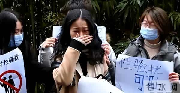 朱军带着很漂亮的老婆现身北大,四年冤屈过去,早已不再年轻