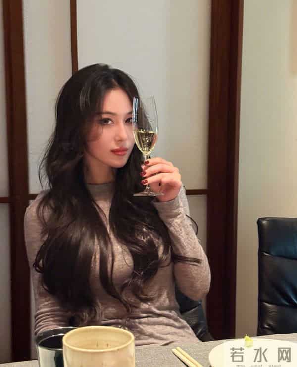 张馨予健身状态绝了，紧身衣勾勒好身材，素颜嫩到发光。