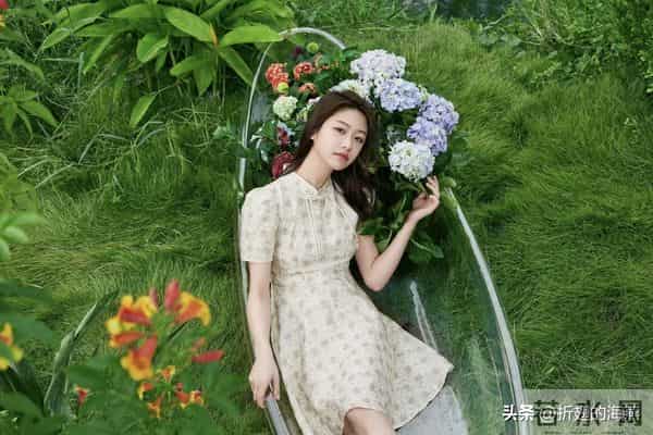 向涵之，裙装美腿，甜美的少女感。